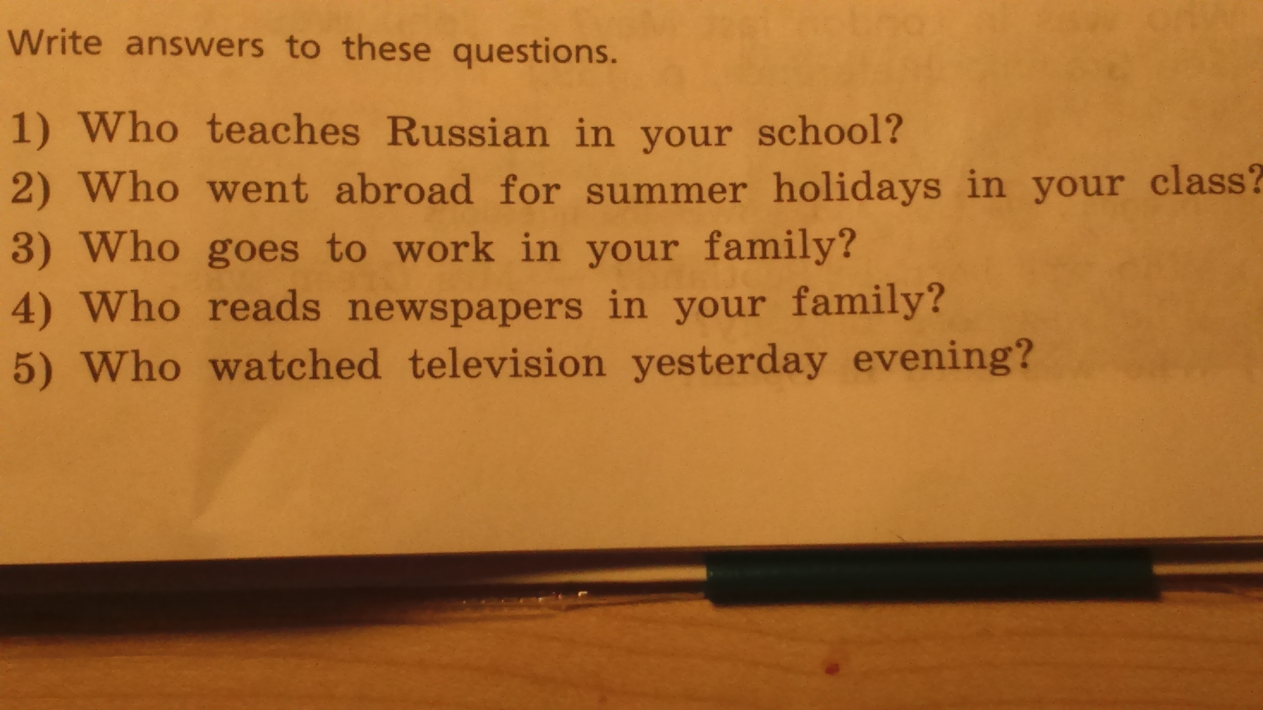 We watched tv yesterday. Заранее спасибо за ответ на английском. who teaches russian in your school краткие ответы. who teaches russian in your school перевод на русский. susan ... watch tv yesterday..