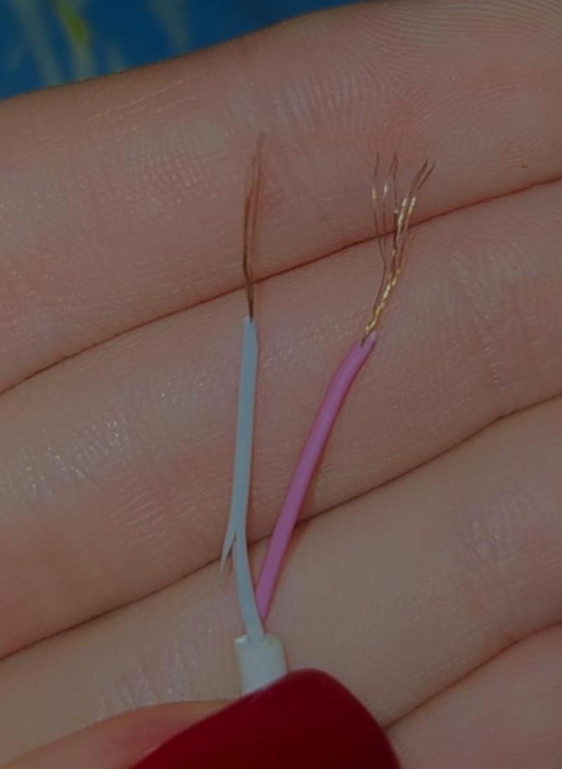 Провод белый с зеленой полосой. Черно белый провод это плюс. Черно белый провод это плюс. Красный провод на зарядке это. Провод белый с зеленой полосой.