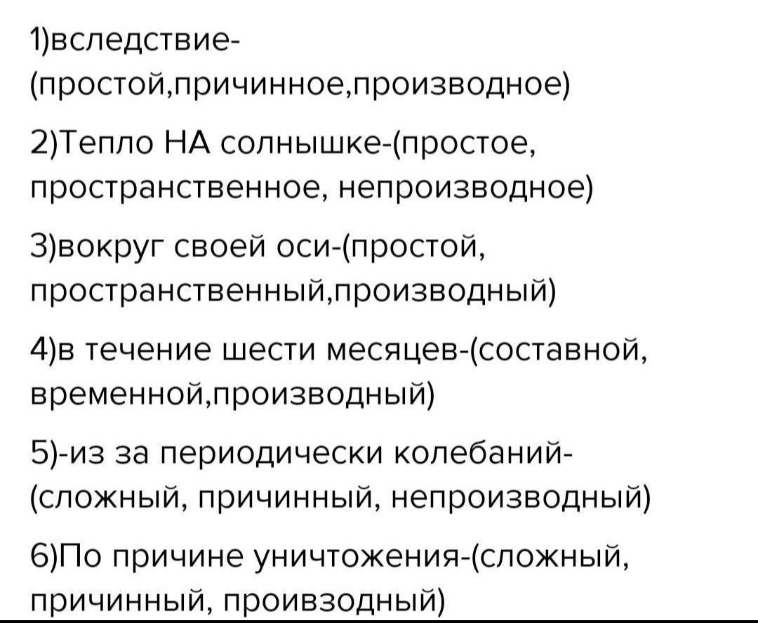 Мать сидит на диване поджав ноги под себя и лениво вяжет детский носок