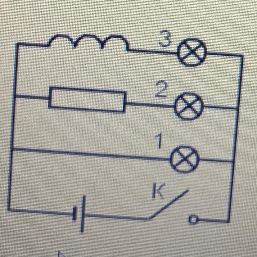 На рисунке представлена электрическая схема из источника тока катушки и двух ламп в каком