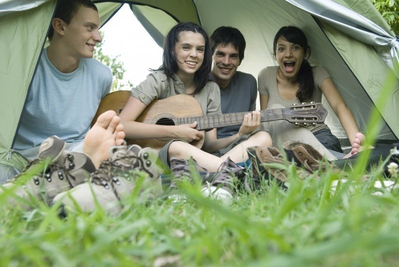 Фото палатка и гитара. Young camp